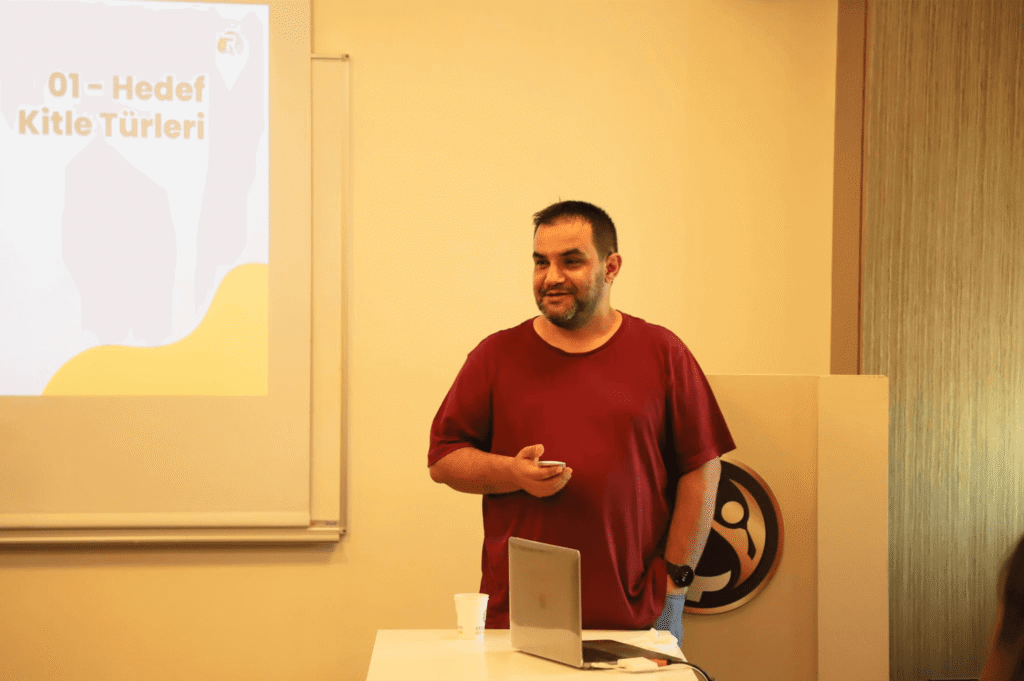 Dijital Pazarlama Eğitmeni Recep Önder